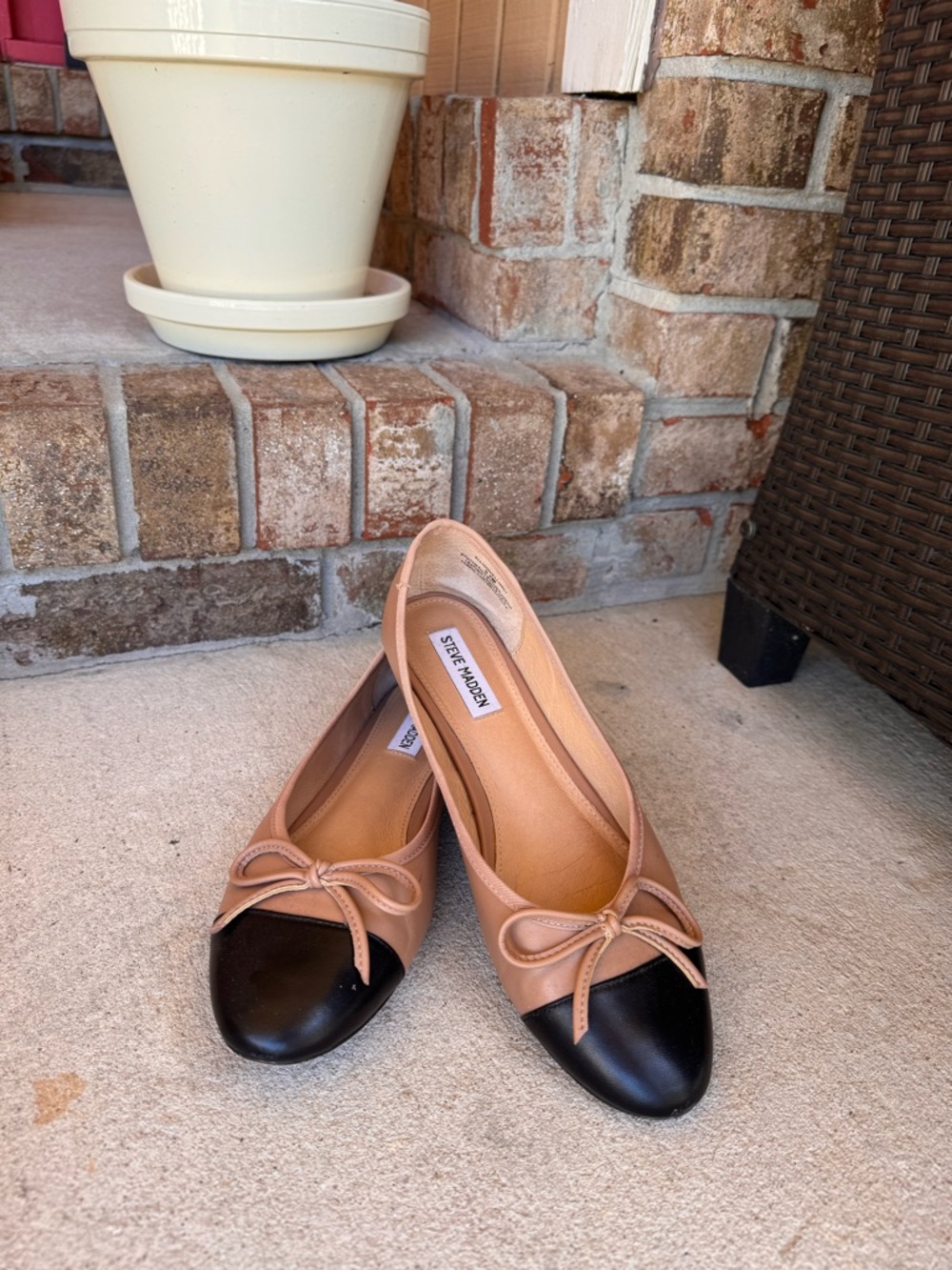 Steve Madden Tan and Black Bow Cap-Toe Ballet Flats